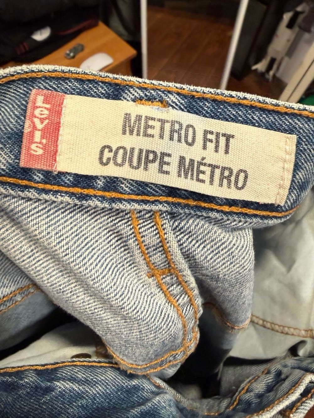 Y2K Levi's 528 Metro Fit Distressed Faded Loose Straight Leg Jeans Made in Canad - Picture 4 of 6
